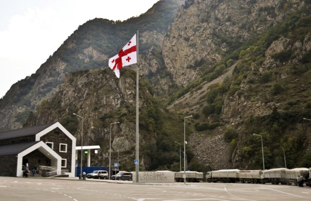 На восстановление дороги в Дарьяльском ущелье потребуется около двух недель