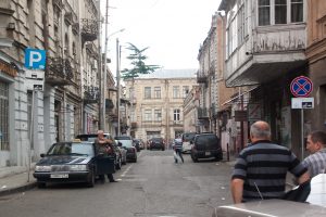 С сентября в Тбилиси будет запрещено парковать машины на тротуарах