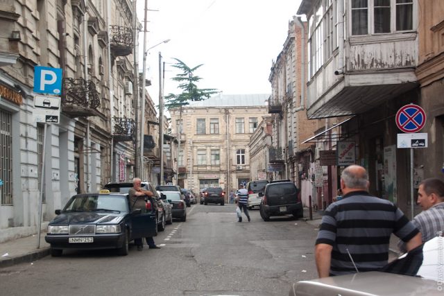 С сентября в Тбилиси будет запрещено парковать машины на тротуарах