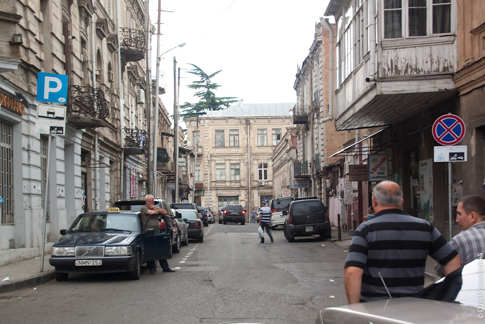 С сентября в Тбилиси будет запрещено парковать машины на тротуарах
