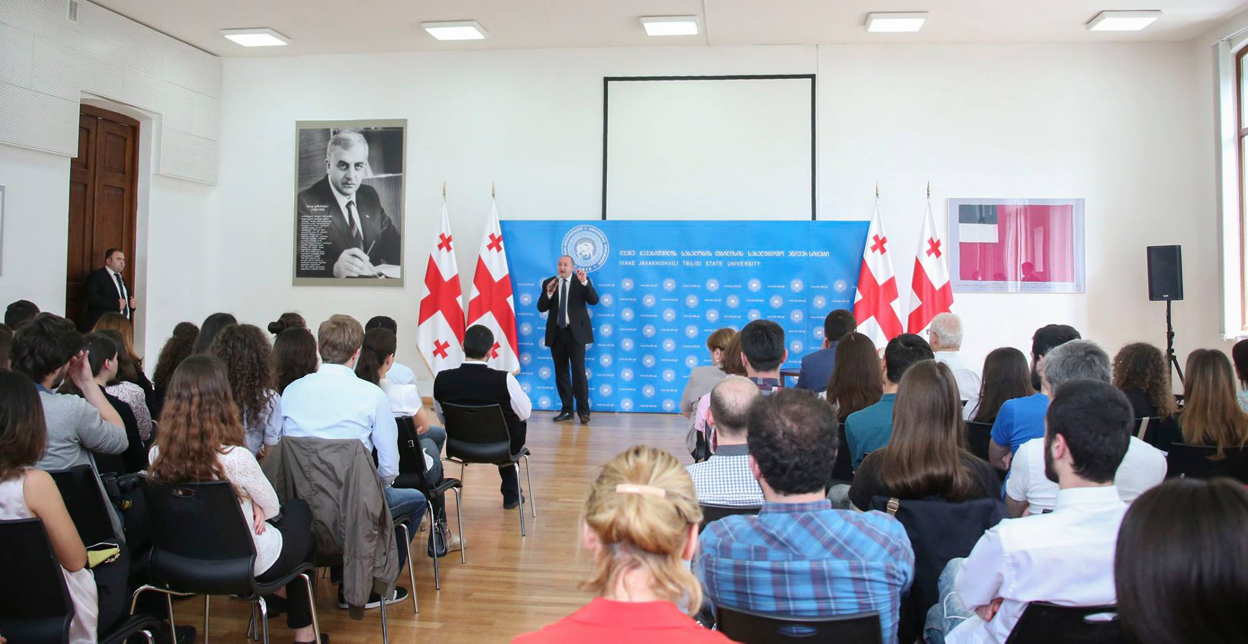 Президент Грузии открыл в Тбилисском государственном университете аудиторию имени первого президента страны Звиада Гамсахурдиа