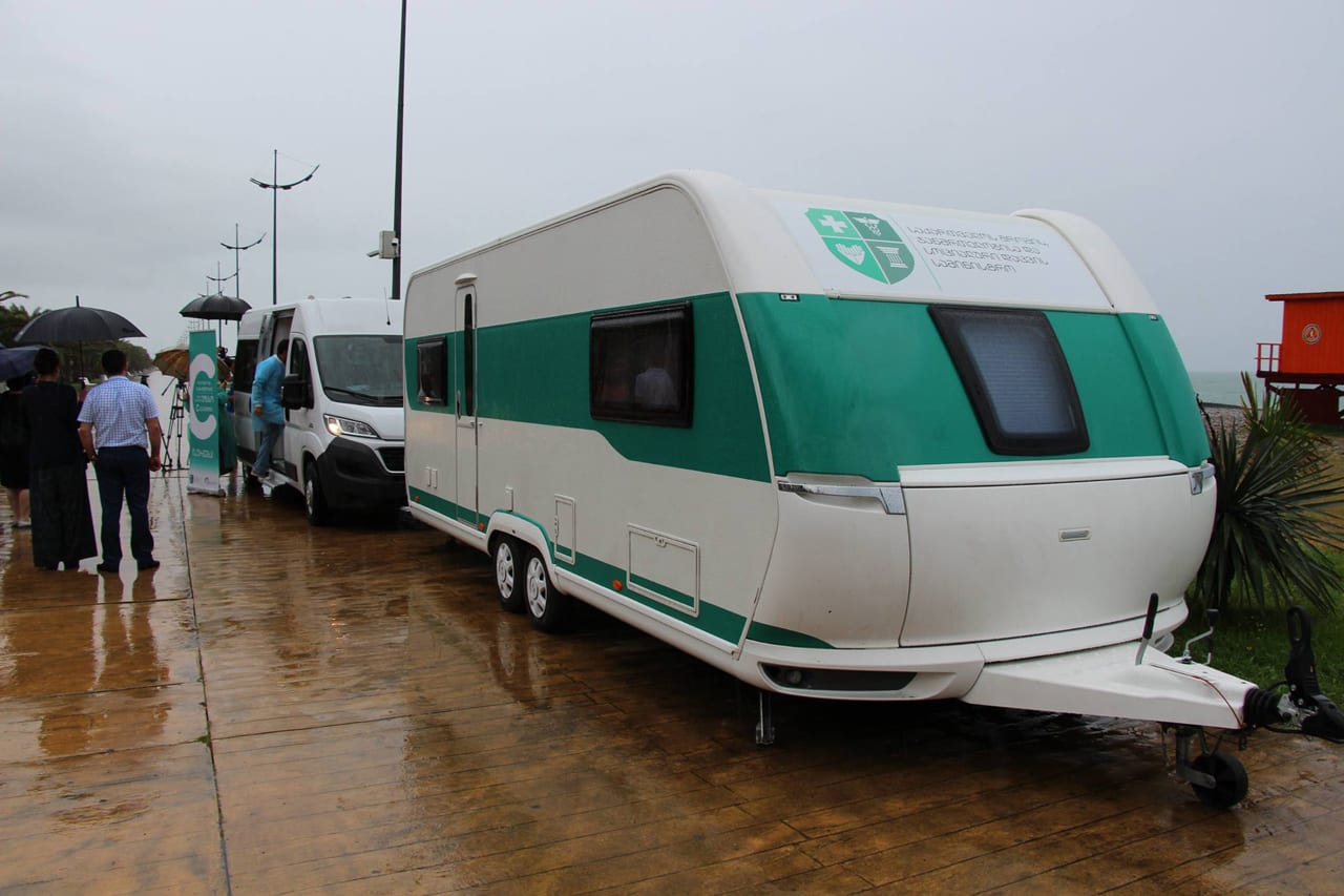 Передвижная амбулатория на батумском бульваре