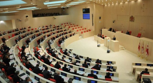 Поправки в закон о Конституционном суде приняты во втором чтении