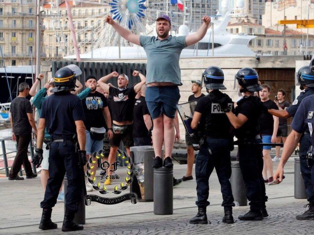 российские фанаты напали на болельщиков Англии сразу после матча