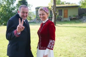 Президент Грузии и первая леди примерили костюмы олимпийцев