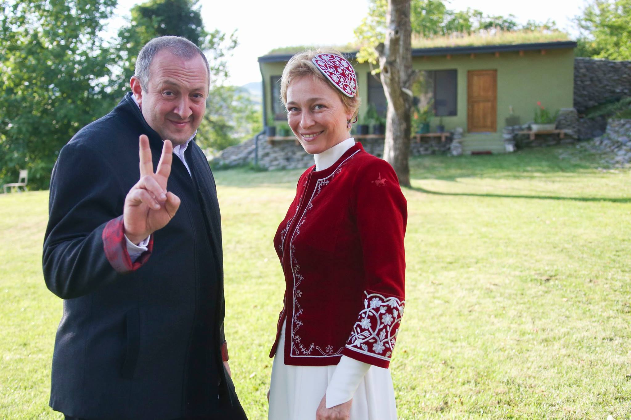 Президент Грузии и первая леди примерили костюмы олимпийцев