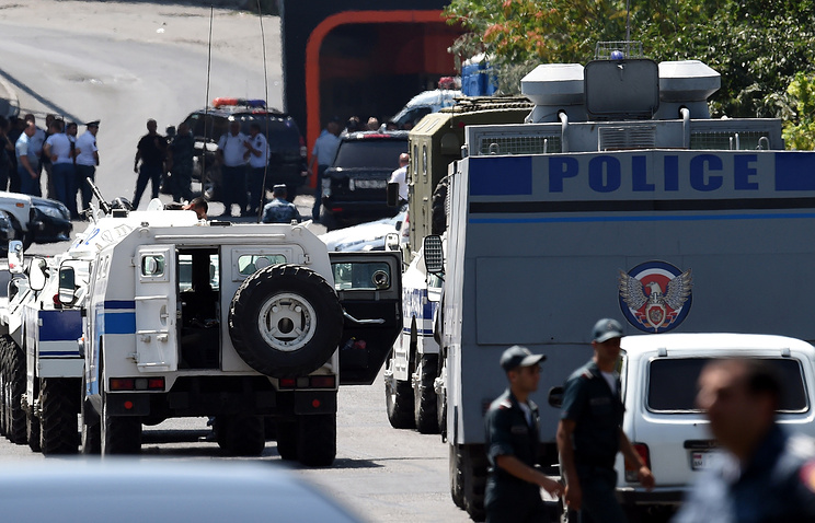 В Ереване вооруженная группа оппозиционеров решила сдаться