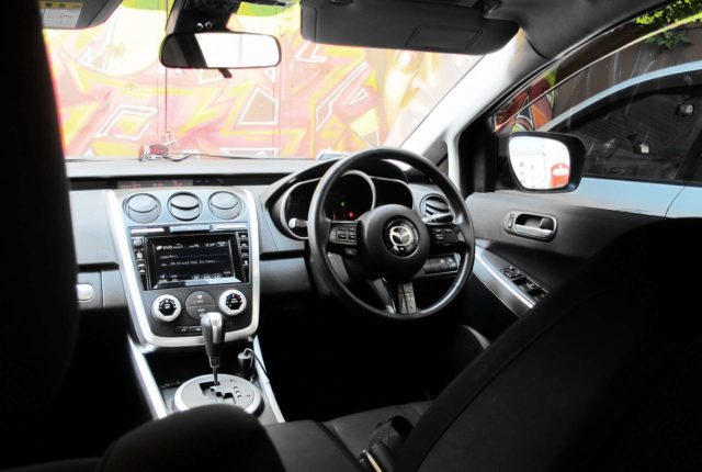 Автомобили с правосторонним управлением могут поставить правительство перед серьезной