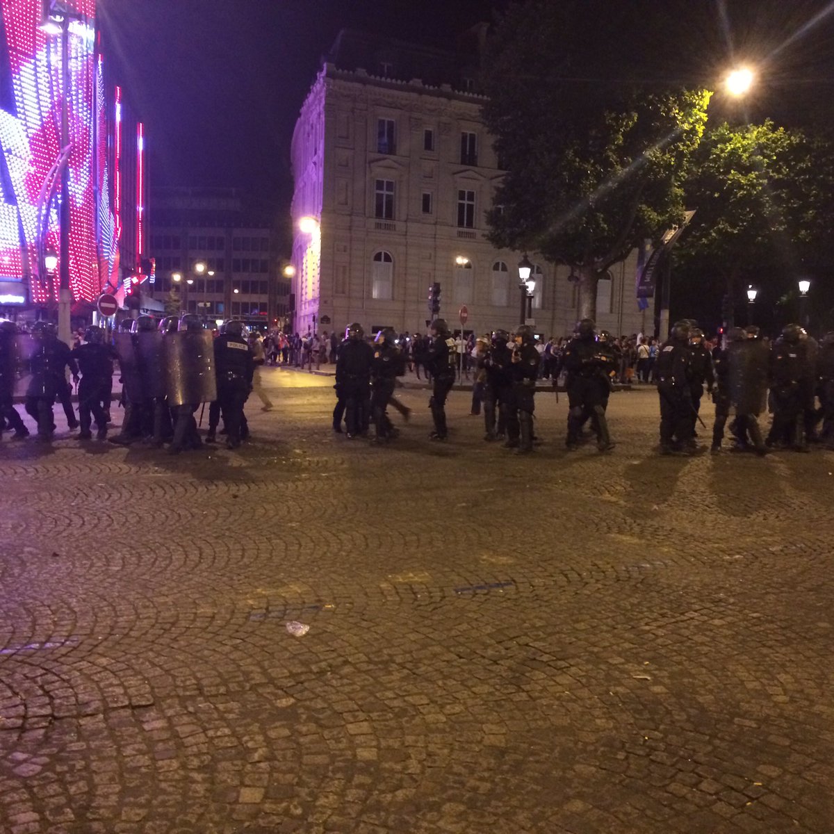 В Париже начались беспорядки