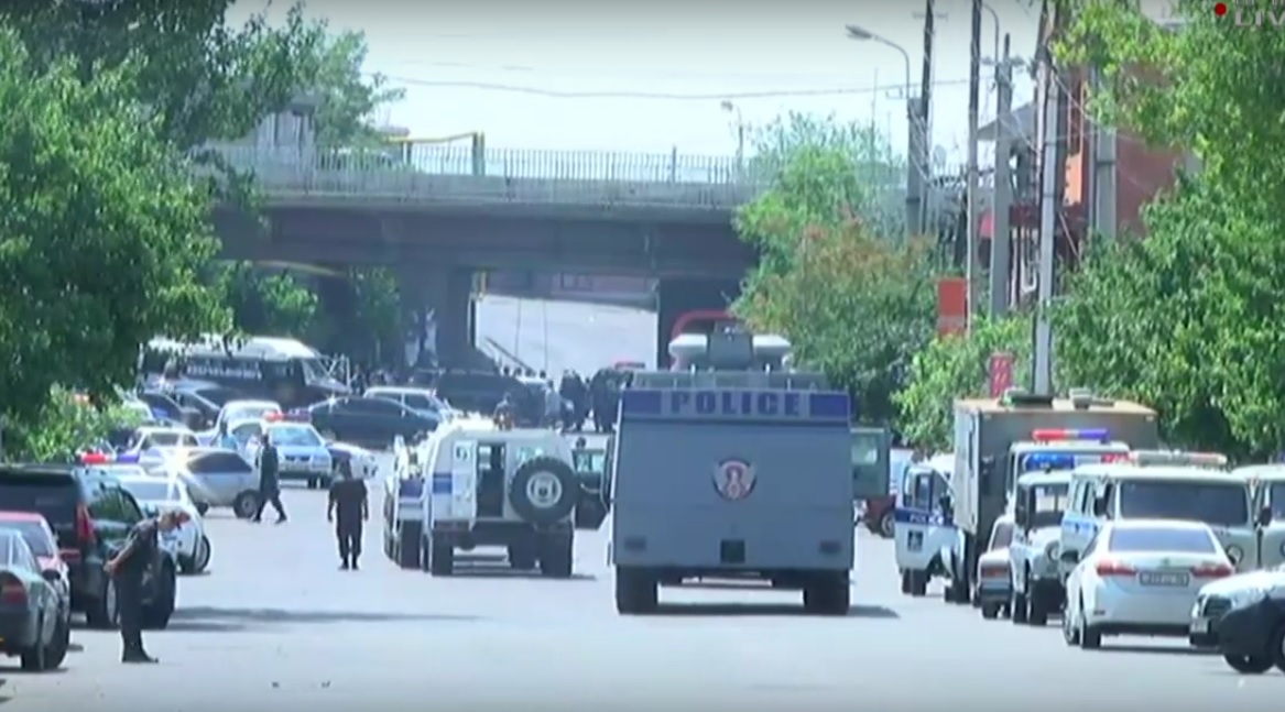 В Ереване захвачено здание полиции - есть жертвы