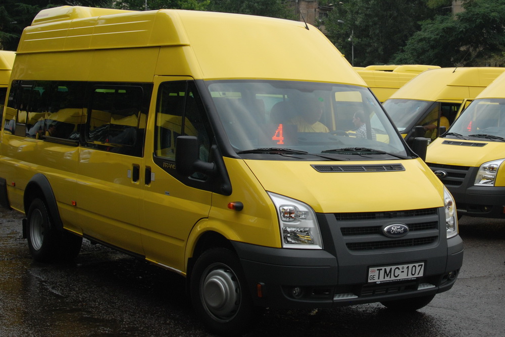 В парламент Грузии поступили поправки, предусматривающие штрафы для водителей микроавтобусов в Тбилиси за остановку в неположенном месте