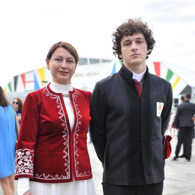 Костюмы олимпийцев - все, кроме фольклора и спорта