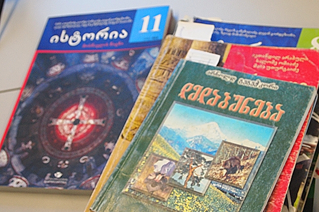 В начале учебного года в Грузии все ученики во всех классах публичных школ получат бесплатные книги и тетради