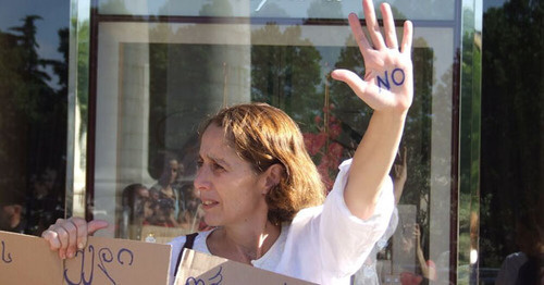 Руководитель НПО «Партизаны-садоводы» Ната Перадзе начала голодовку у мэрии Тбилиси в знак протеста против вырубки деревьев