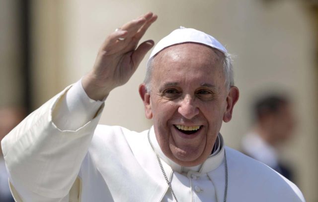 ©PHOTOPQR/L'EST REPUBLICAIN ; RELIGION - EGLISE CATHOLIQUE - CHRETIEN - PAPE - SAINTETE - FRANCOIS - BERGOGLIO - SAINT SIEGE - VATICAN. Cite du Vatican, Place Saint Pierre, 21 avril 2013. Le Pape argentin Francois (de son vrai nom Jorge Mario BERGOGLIO), age de 76 ans, dans sa papamobile fait le tour des fideles rassembles sur la Place Saint Pierre apres son audience generale hebdomadaire. PHOTO Alexandre MARCHI.