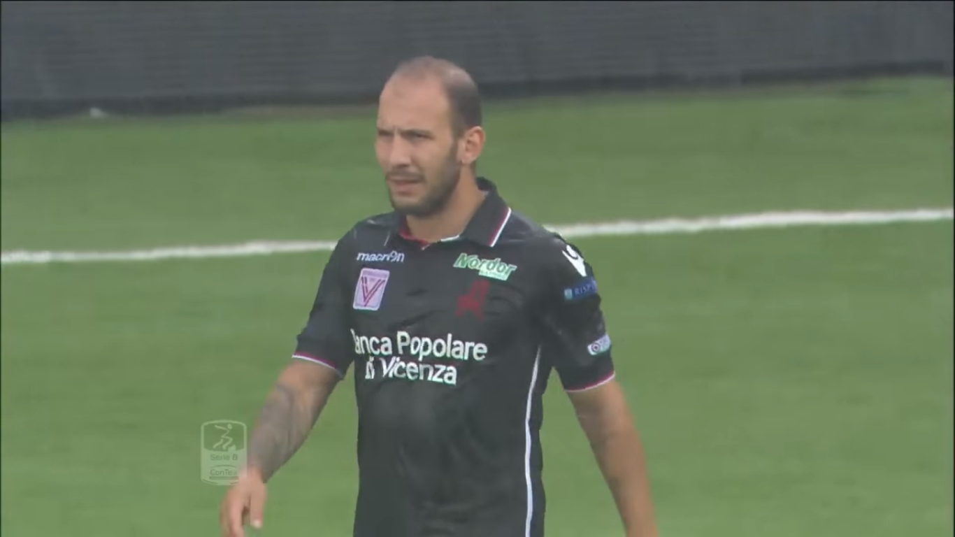 в футболе зеленая карточка была показана впервые