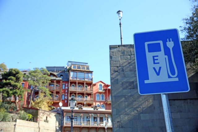 В Тбилиси установят 160 зарядников для электромобилей