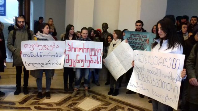 Участковые избирательные комиссии Тбилисского госуниверситета временно приостановили процесс голосования