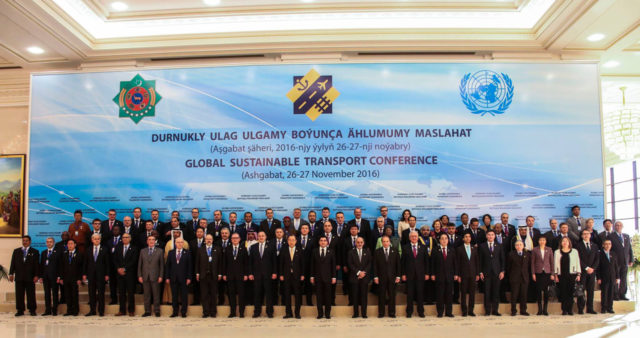 Президент Грузии принимает участие в первой глобальной конференции устойчивого транспорта