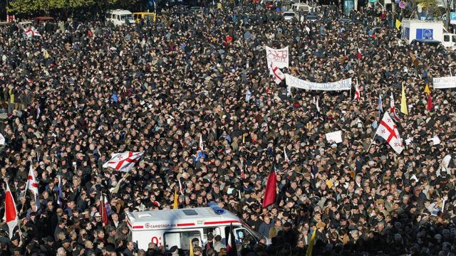 22 - 23 ноября 2013 года исполняется 13 лет как произошла "революция роз" в Грузии