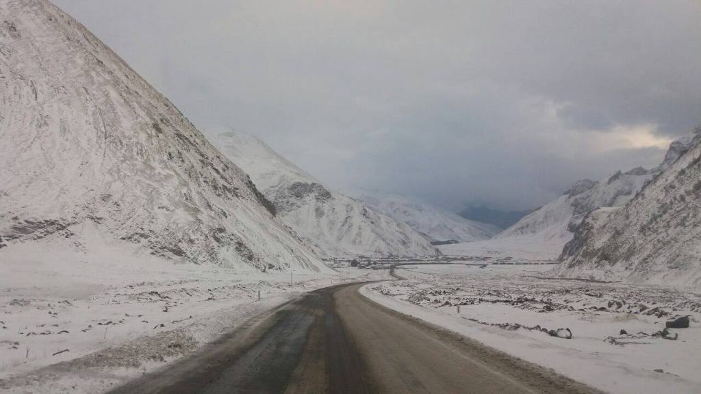 Дорога через Верхний Ларс закрыта из-за опасности схода лавин