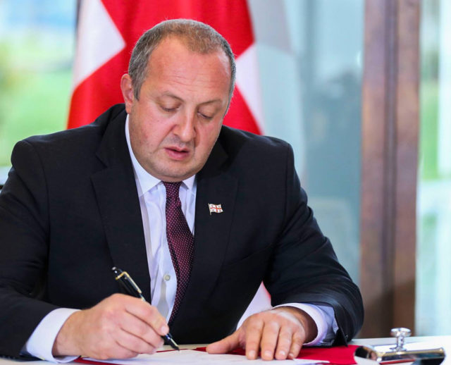 Президент Грузии помиловал 226 заключенных