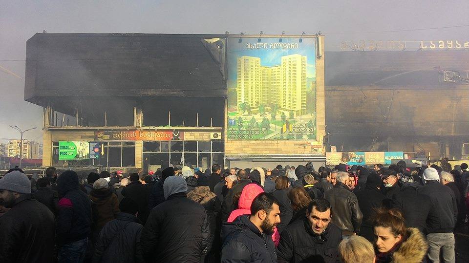 Обвалилась часть фасада «Детского мира» после пожара в Тбилиси