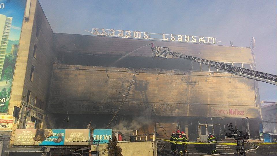Сильный пожар в Тбилиси уничтожил торговый центр «Детский мир»