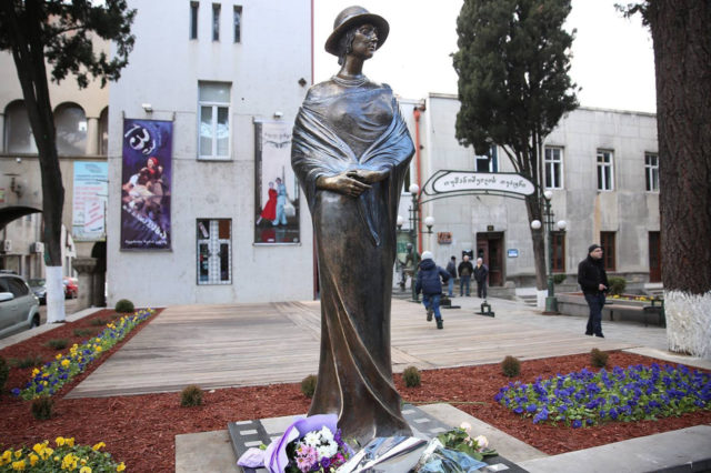 Памятник легендарной грузинской актрисе Нато Вачнадзе открыт в Тбилиси