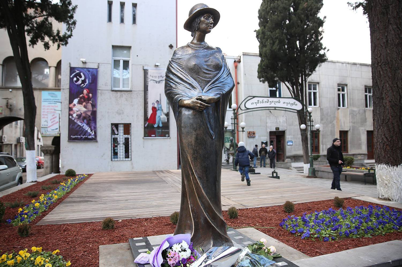 Памятник легендарной грузинской актрисе Нато Вачнадзе открыт в Тбилиси