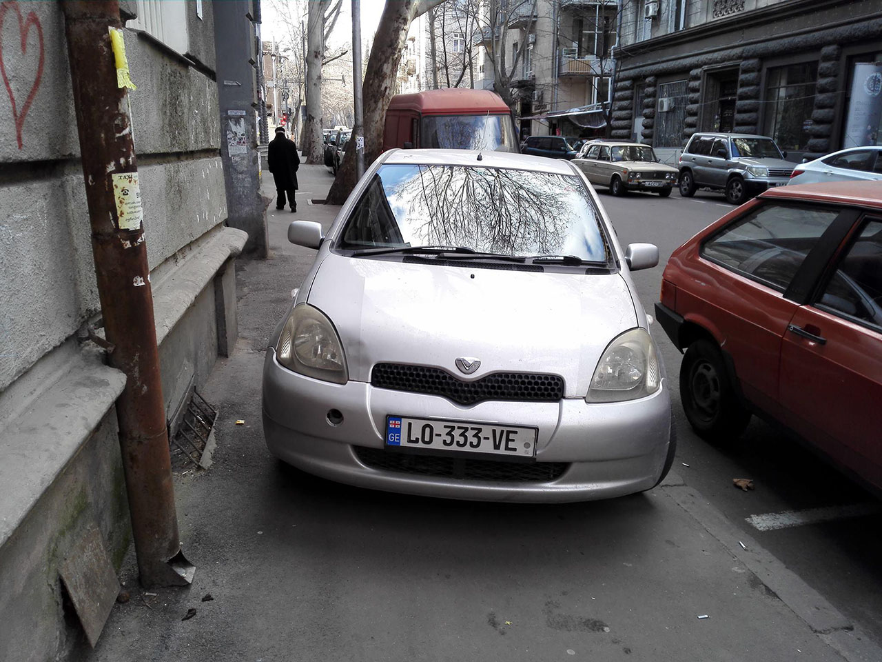 Мэрия Тбилиси упразднила 96 парковочных мест на тротуарах города