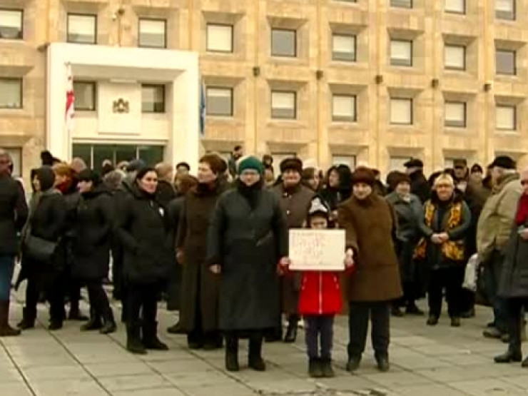 Пострадавшие в результате пожара в «Детском мире» провели акцию перед администрацией правительства Грузии