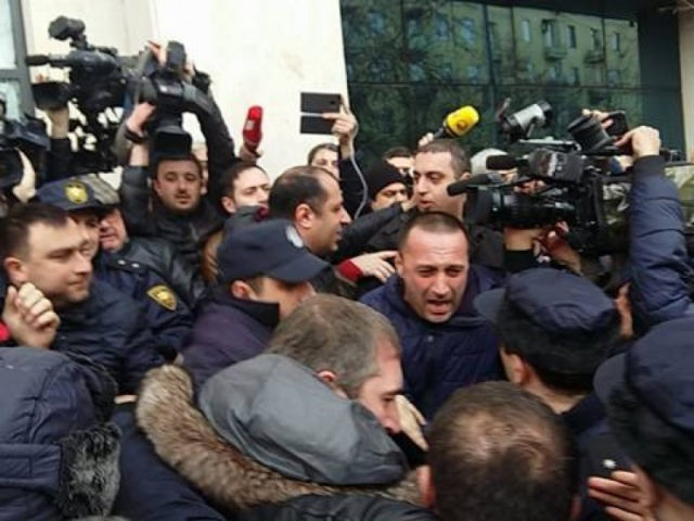 Во время акции протеста у здания мэрии Тбилиси полиция задержала 13 человек