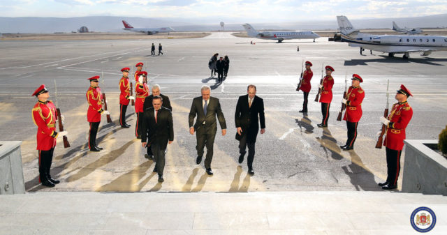 Еврокомиссар по вопросам миграции и гражданства прибыл в Тбилиси