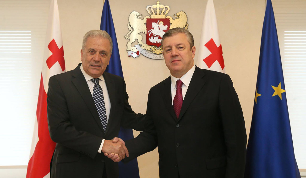 Еврокомиссар пообещал Грузии введение безвизового режима через несколько дней