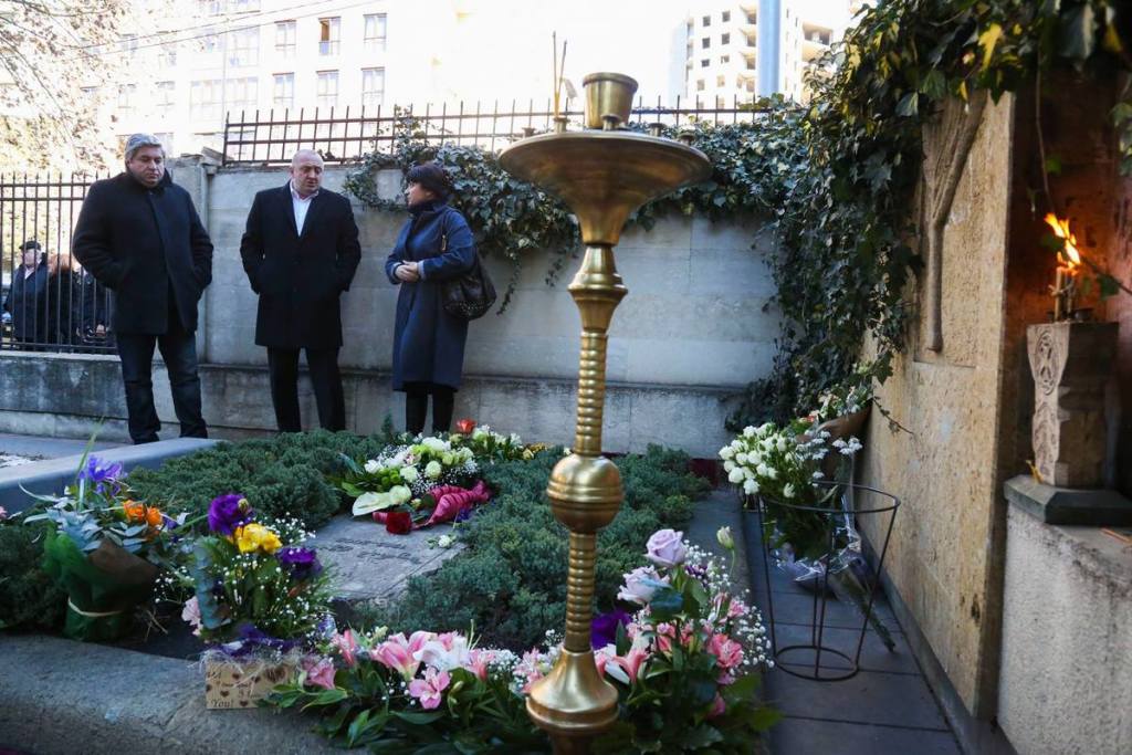 Президент Грузии возложил цветы на могилу Зураба Жвания