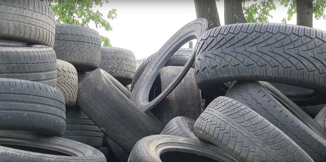 В Тбилиси ужесточается контроль за выбросом автомобильных покрышек на улицу