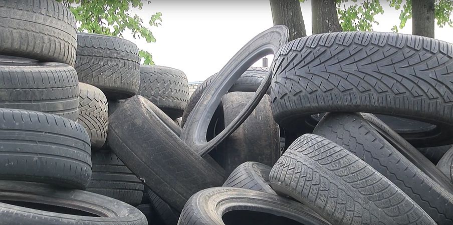 В Тбилиси ужесточается контроль за выбросом автомобильных покрышек на улицу