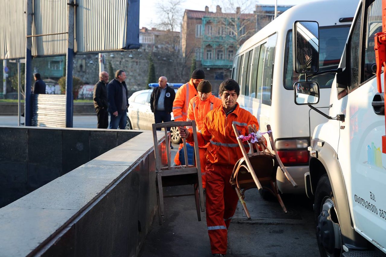 Мэрия Тбилиси продолжает запрещать уличную торговлю
