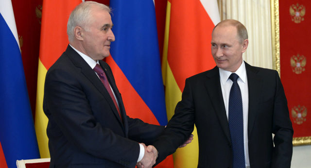 Президент РФ проведет сегодня в Москве переговоры с Леонидом Тибиловым