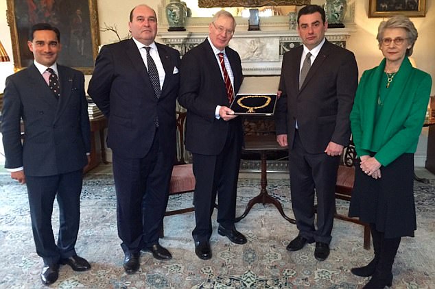 "Царская семья" Грузии передала в подарок Елизавете II большую подвеску королевского ордена