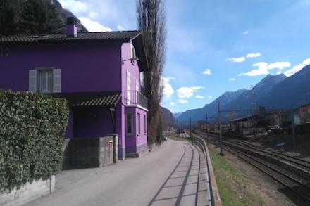 Швейцарца заставили перекрасить дом, цвет которого не вписался в ландшафт