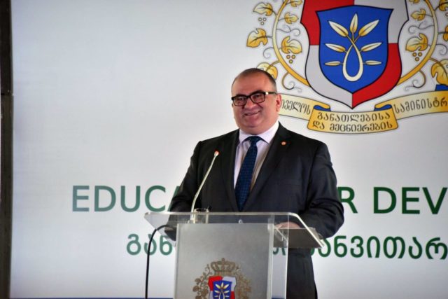 В Грузии планируют сократить количество уроков в школах