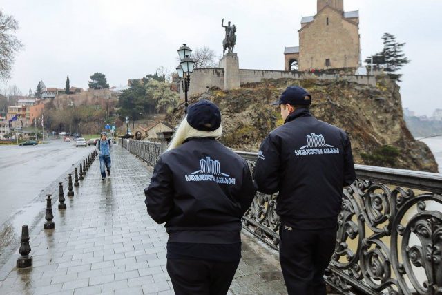 В Тбилиси появился «мусорный» патруль