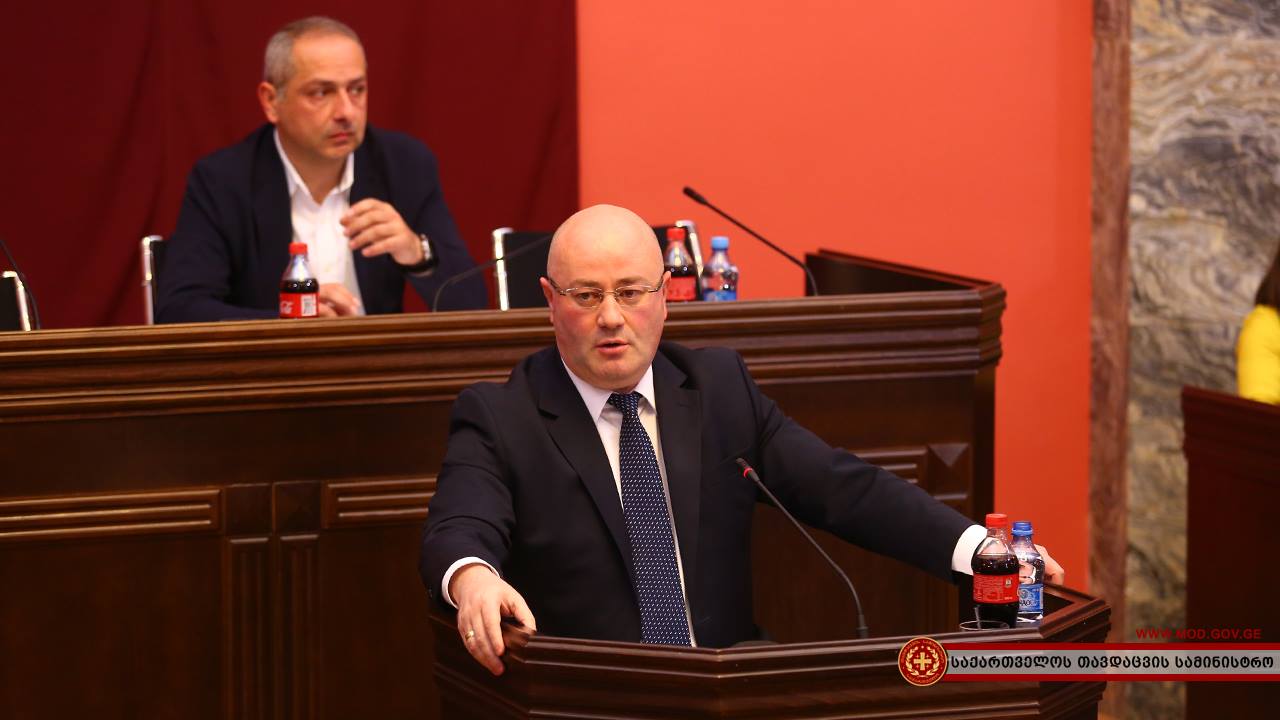 Министр обороны выступил на слушаниях в в парламенте Грузии