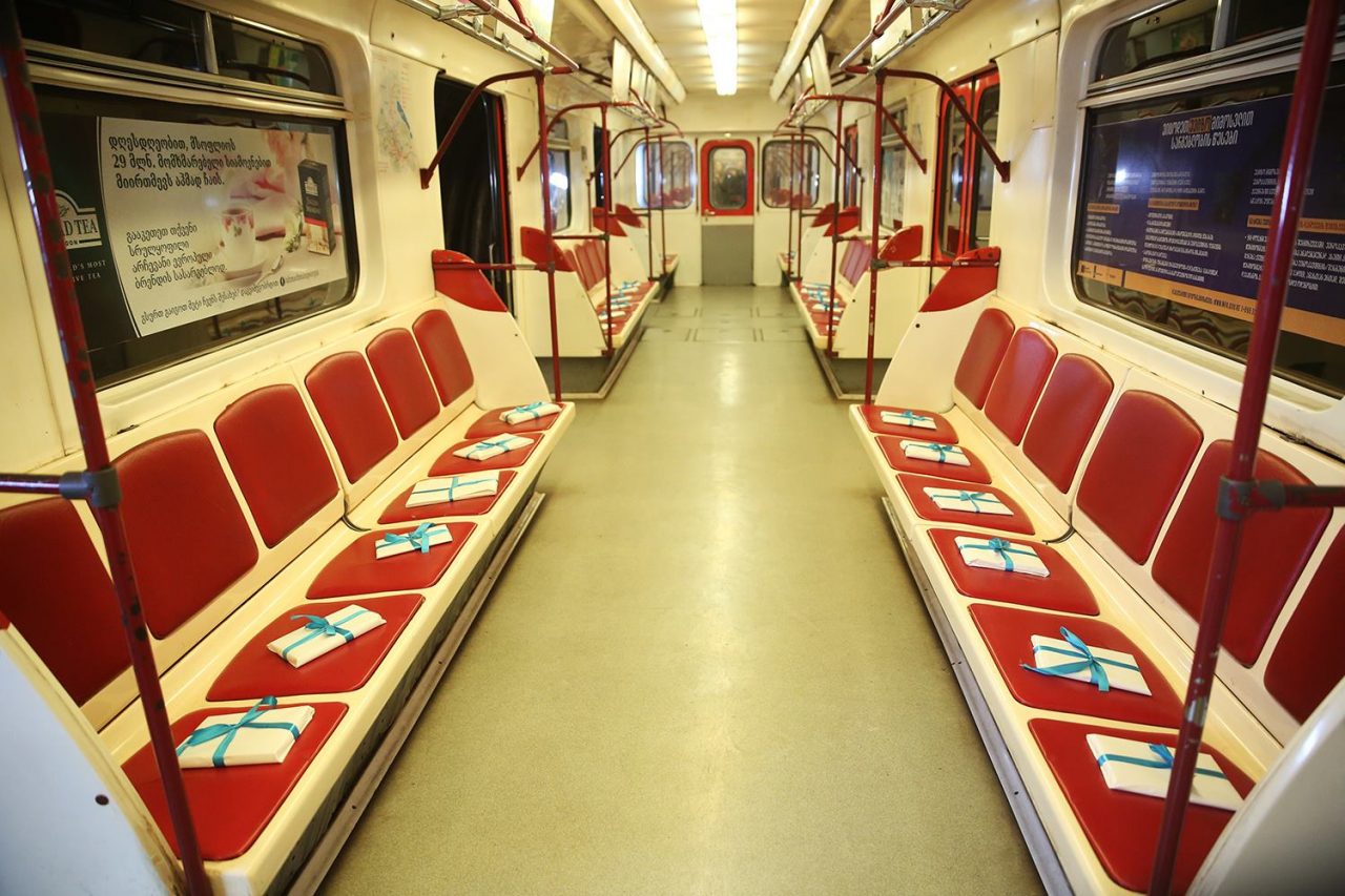 Пассажирам Тбилисского метро подарили книги и пригласительные по случаю Всемирного дня книги