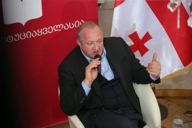 Президент Грузии-торговать Конституцией не намерен