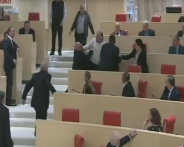 Противостояние депутатов в парламенте Грузии, которая чуть не дошла до рукоприкладства