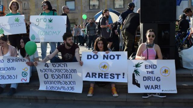 Парламент Грузии единогласно одобрил смягчение наказания за наркопреступления