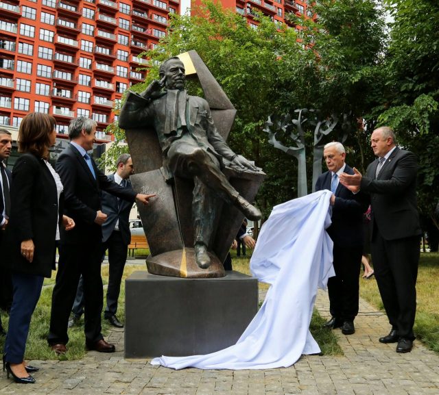 В Тбилиси открылся памятник первому президенту Чехии Вацлаву Гавелу